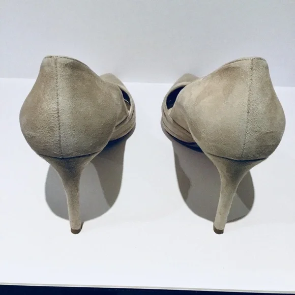 PRADA SUEDE POINT-TOE CUTOUT PUMP. - Picture 7 of 9